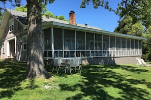 Outdoor dining - Informality and Privacy for families, couples, and individuals. (Dardanelle)