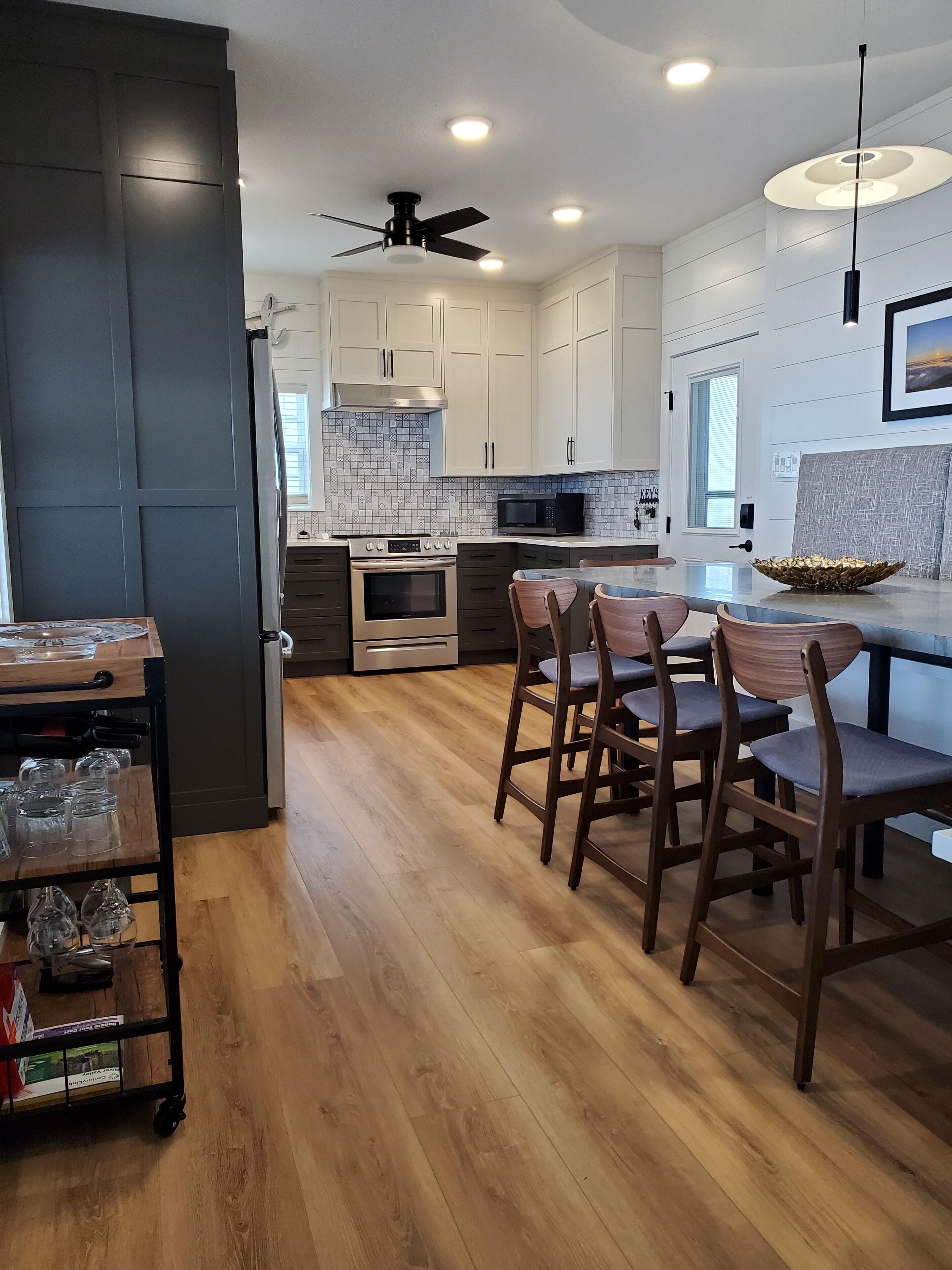 Coffee/tea maker, fridge, microwave, oven