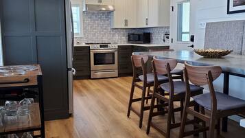 Coffee/tea maker, fridge, microwave, oven