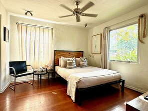 3 slaapkamers, een bureau, een strijkplank/strijkijzer, reisbedje