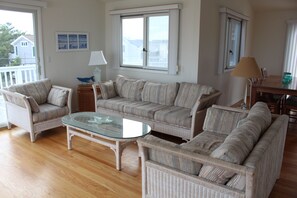 Smart TV, DVD player, ping pong - One House to beach- beach chairs & badges too! (Beach Haven)
