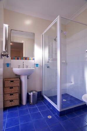Vila, várias camas, 2 banheiros | Banheiro | Chuveiro, toalhas de banho