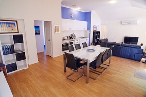 Villa - flera sängar - 2 badrum | Matservice på rummet