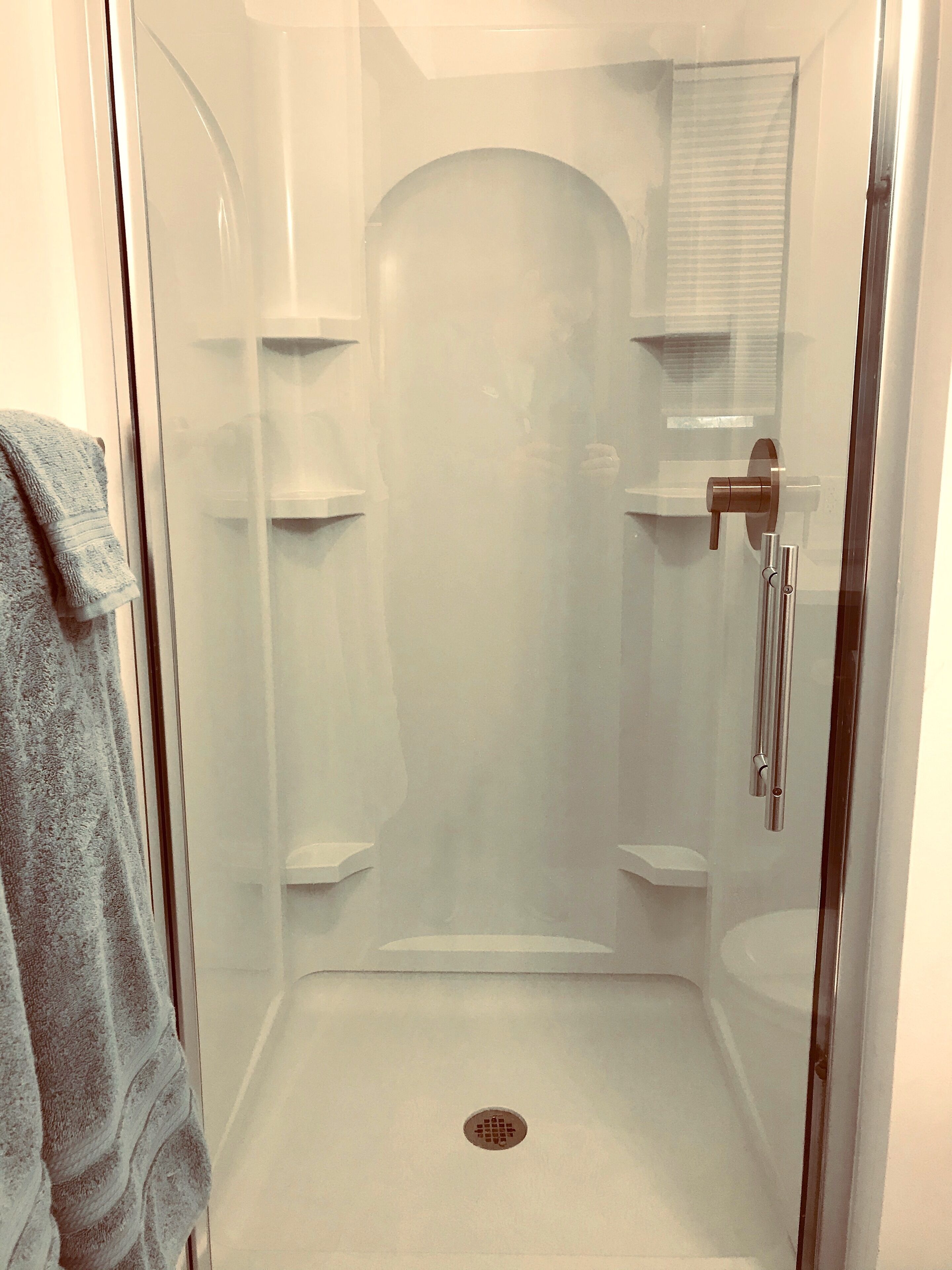 Ensemble douche/baignoire, sèche-cheveux, serviettes fournies, savon