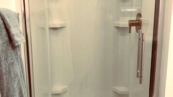 Ensemble douche/baignoire, sèche-cheveux, serviettes fournies, savon