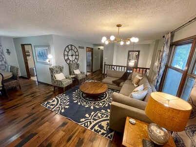  Shady Lane ~ Quiet NBHD ~Near Lake ~ King Beds 