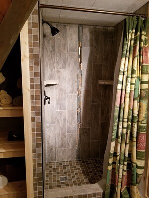 Dusche, Haartrockner, Handtücher, Toilettenpapier