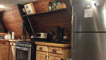 Een koelkast, een magnetron, een oven, een kookplaat