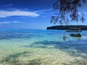 在海灘附近、浮潛、橡皮艇