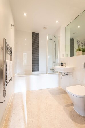 Badekar, hårføner, håndklær og såpe