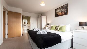 2 bedrooms, iron/ironing board, travel cot, free WiFi