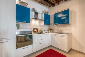 Refrigerador, horno, parrilla de estufa y tetera eléctrica 