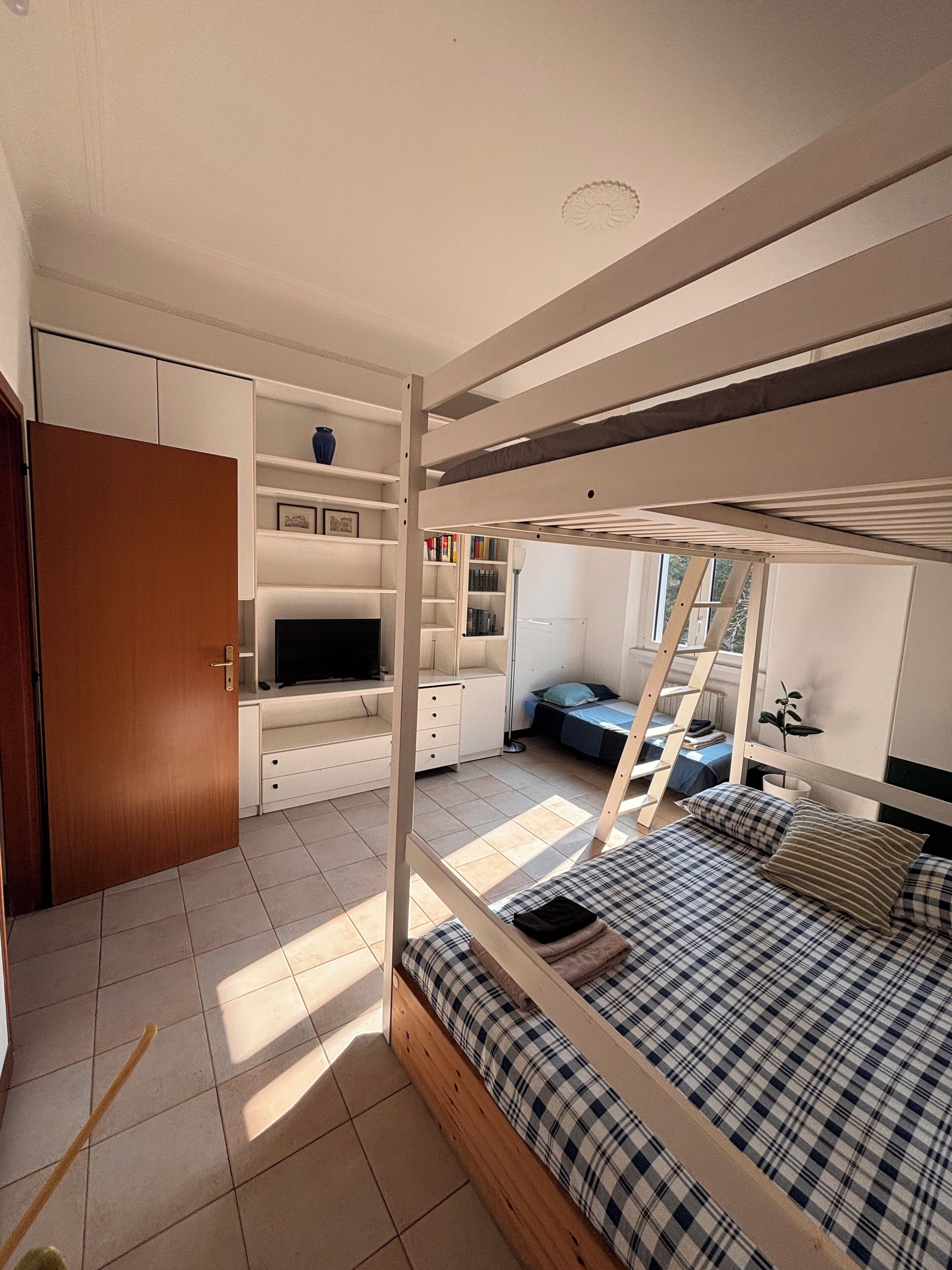 1 slaapkamer, een strijkplank/strijkijzer, reisbedje, gratis wifi