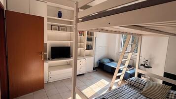 1 slaapkamer, een strijkplank/strijkijzer, reisbedje, gratis wifi