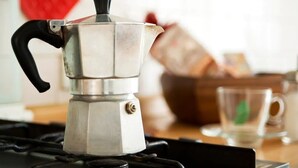 Ein Espressokocher auf einer Küchenarbeitsplatte.