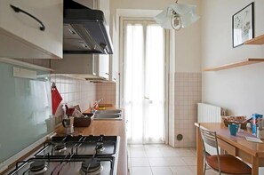 Frigorifero, microonde, forno, piano cottura