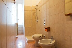 Doccia, asciugacapelli, bidet, asciugamani