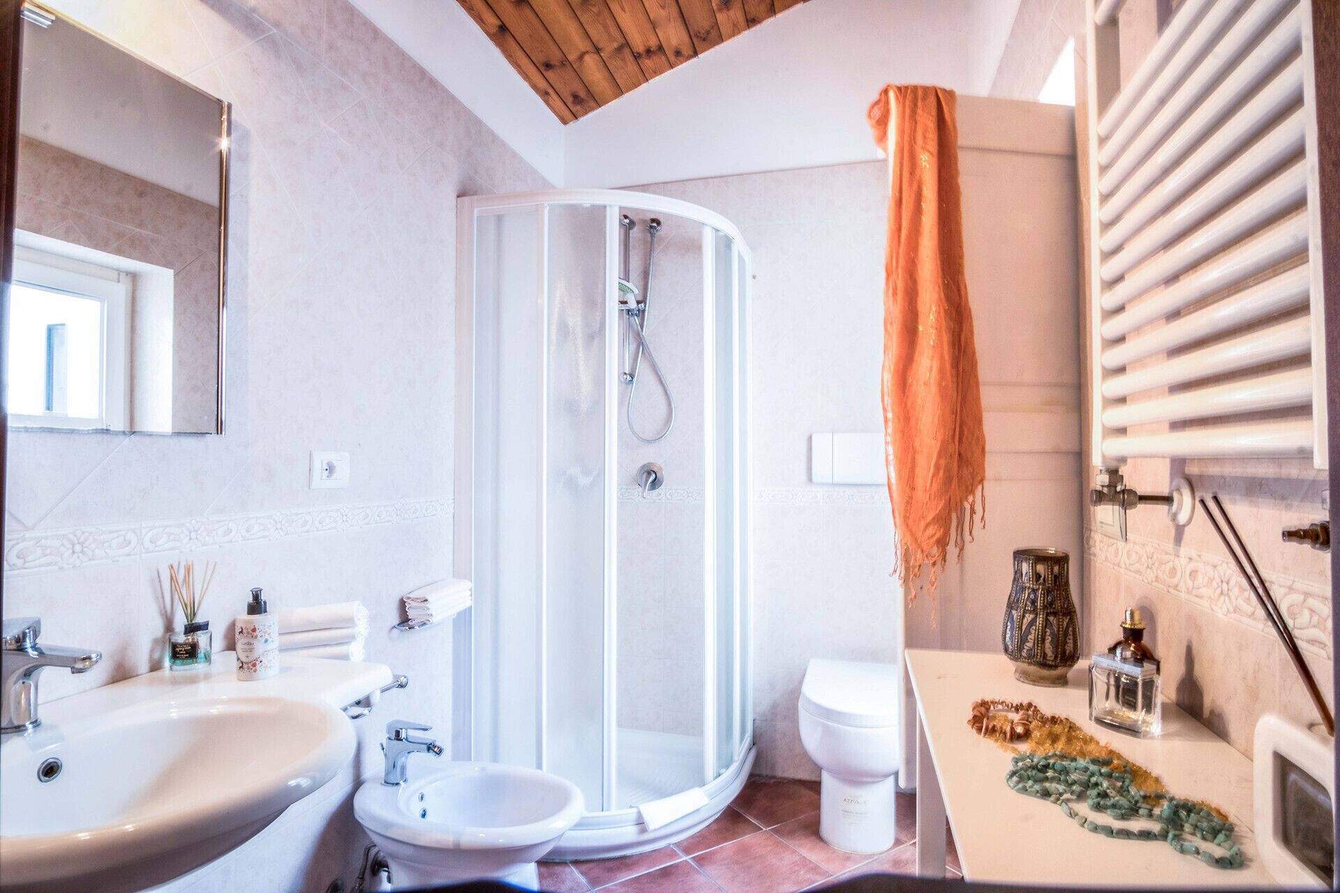Een douche, een haardroger, een bidet, handdoeken