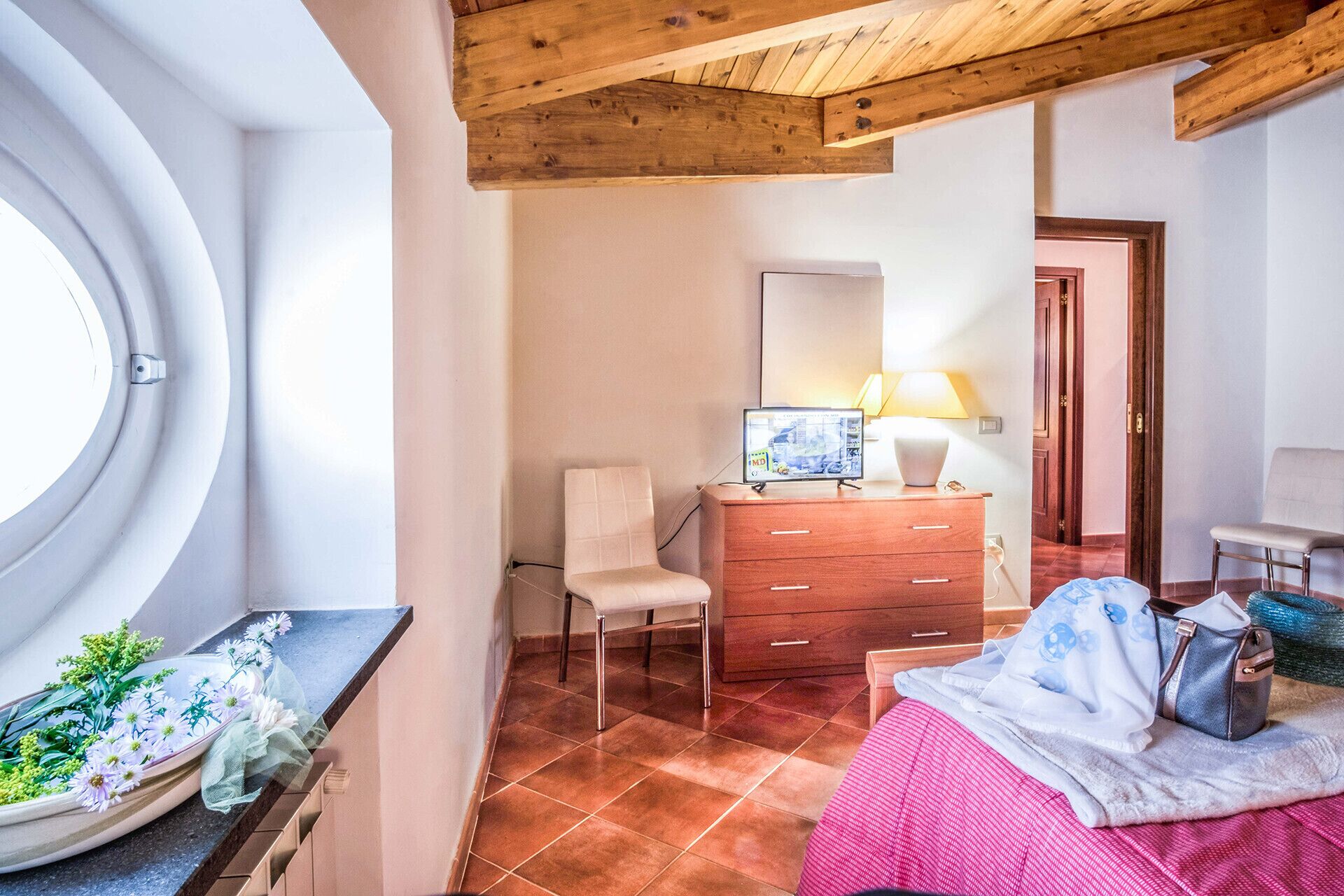 3 slaapkamers, een strijkplank/strijkijzer, reisbedje, gratis wifi