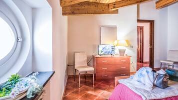 3 slaapkamers, een strijkplank/strijkijzer, reisbedje, gratis wifi