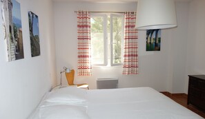 4 bedrooms, iron/ironing board, WiFi