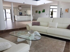 Télévision, livres, chaîne hi-fi