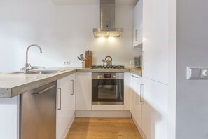 Fridge, oven, stovetop, dishwasher - Luxurious and cozy apartment at the Westerpark (Amsterdam-West)