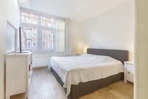 1 slaapkamer, een strijkplank/strijkijzer, gratis wifi, beddengoed