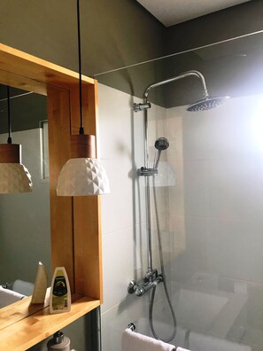 Douche, sĂšche-cheveux, bidet, serviettes fournies