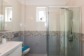 Ensemble douche/baignoire, sèche-cheveux, serviettes fournies, savon