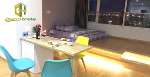 Desk, blackout curtains, free WiFi, bed sheets - Chestnut Homestay (Ho Chi Minh City)