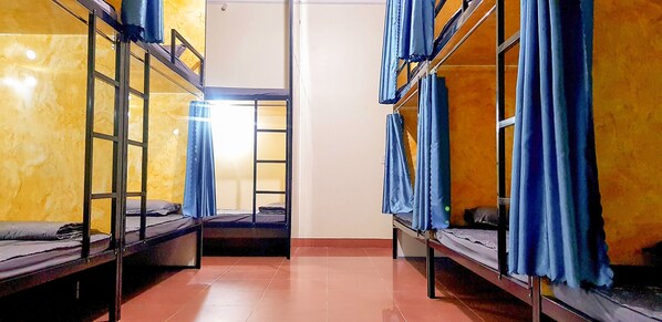 โต๊ะทำงาน, ผ้าม่านกันแสง, Wi-Fi ฟรี, ผ้าปูที่นอน