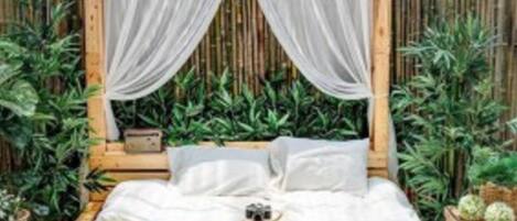 Deluxe Double Room (VIP 2) | Meja, seterika/papan seterika, Wi-fi percuma, cadar katil