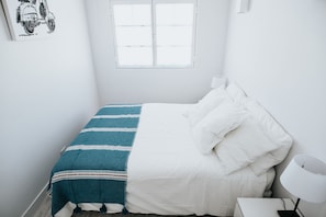 3 chambres, fer et planche à repasser, lit de bébé portatif
