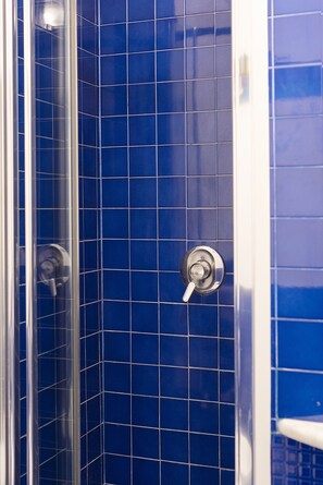 Shower, hair dryer, bidet, towels - ELEGANT VERY CENTRAL NEAR THE SEAFRONT TWO METRO STOPS FROM THE OLD TOWN (Napoli)