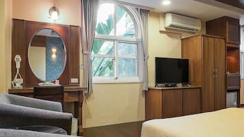 Desk, blackout curtains, soundproofing, free WiFi