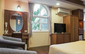 Escritorio, cortinas blackout, sistema de insonorización y wifi gratis