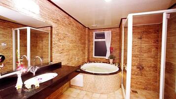 Chambre Double Confort | Salle de bain | Articles de toilette gratuits, sèche-cheveux, chaussons
