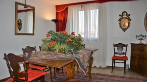 Dining - Ca' Lezze: a Beautiful apartment in the heart of Venice" (Venezia)