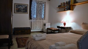4 habitaciones, tabla de planchar con plancha, wifi y ropa de cama