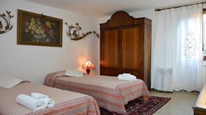 4 habitaciones, tabla de planchar con plancha, wifi y ropa de cama 