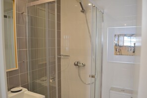 Hair dryer, towels, soap, toilet paper - RH FACTORY 15, Lisbon Apartment (Lisboa)