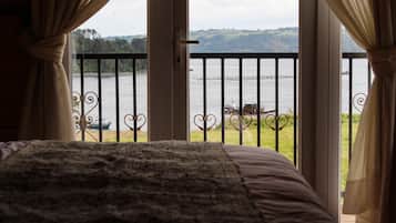 Deluxe Double Room, Jetted Tub, Bay View | Desk, free WiFi, bed sheets