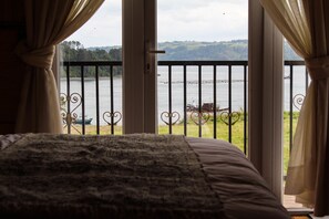 Deluxe Double Room, Jetted Tub, Bay View | Desk, free WiFi, bed sheets - Hotel Aliwen (Dalcahue)