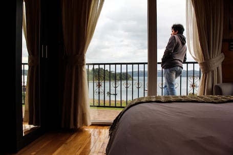 Superior Double Room, 1 Double Bed, Bay View | Desk, free WiFi, bed sheets