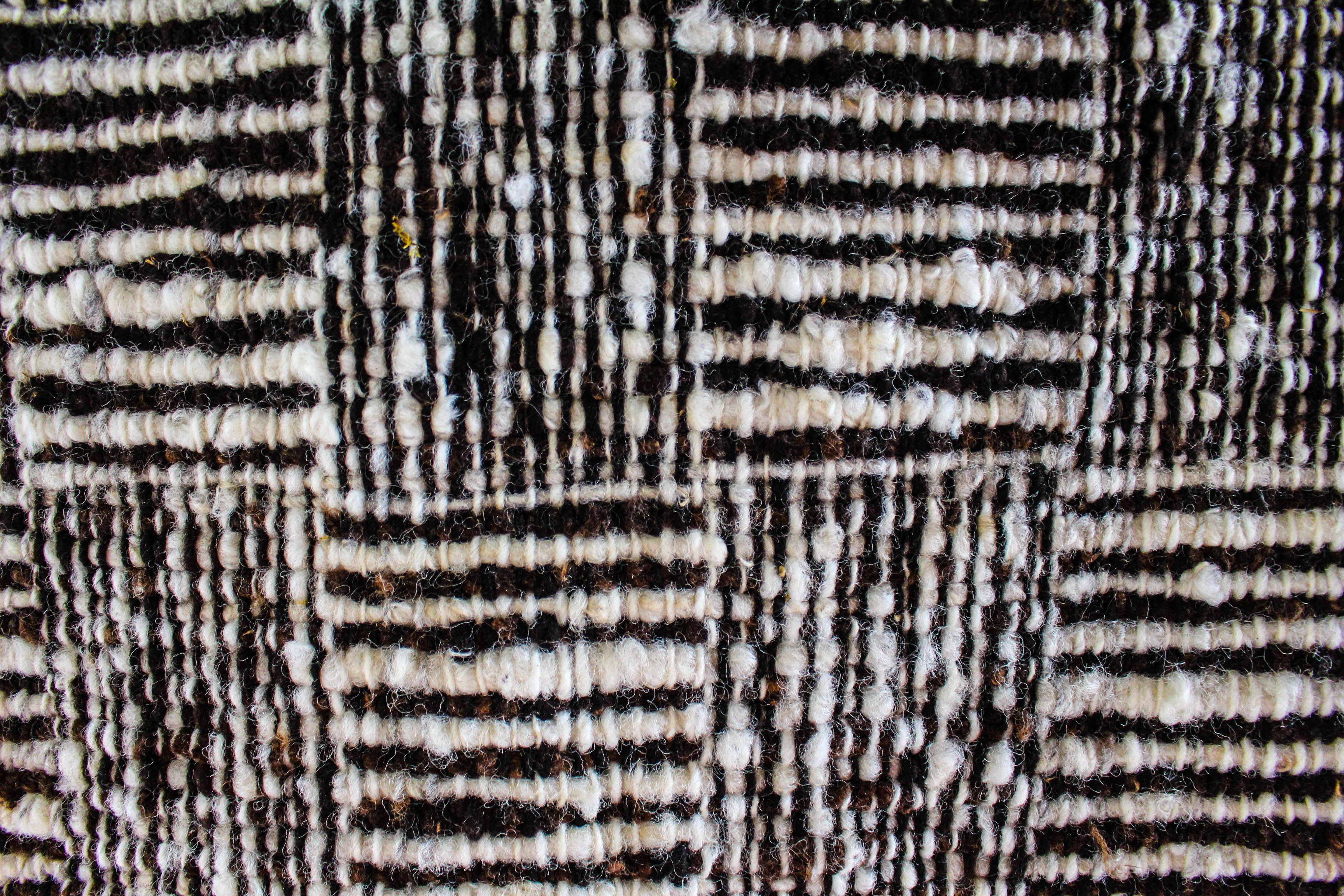 Un gros plan d’un tissu texturé orné d’un motif à rayures.