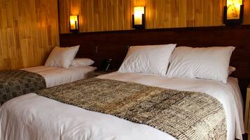 Superior Triple Room | Desk, WiFi (free), bed sheets