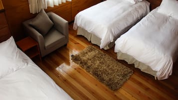 Standaard driepersoonskamer (1 Double Bed and 1 Single Bed ) | Een bureau, gratis wifi, beddengoed