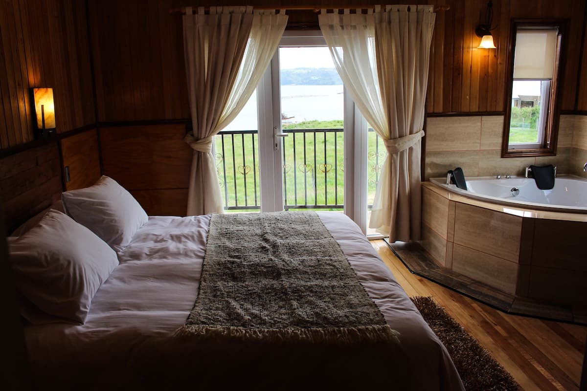Deluxe-Doppelzimmer, Whirlpool, Buchtblick