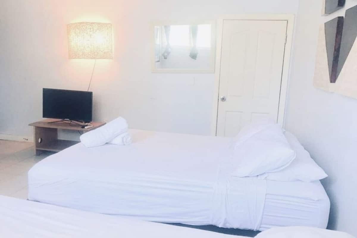 Deluxe Double Room, 1 Queen Bed | Egyptian cotton sheets, premium bedding, in-room safe, desk